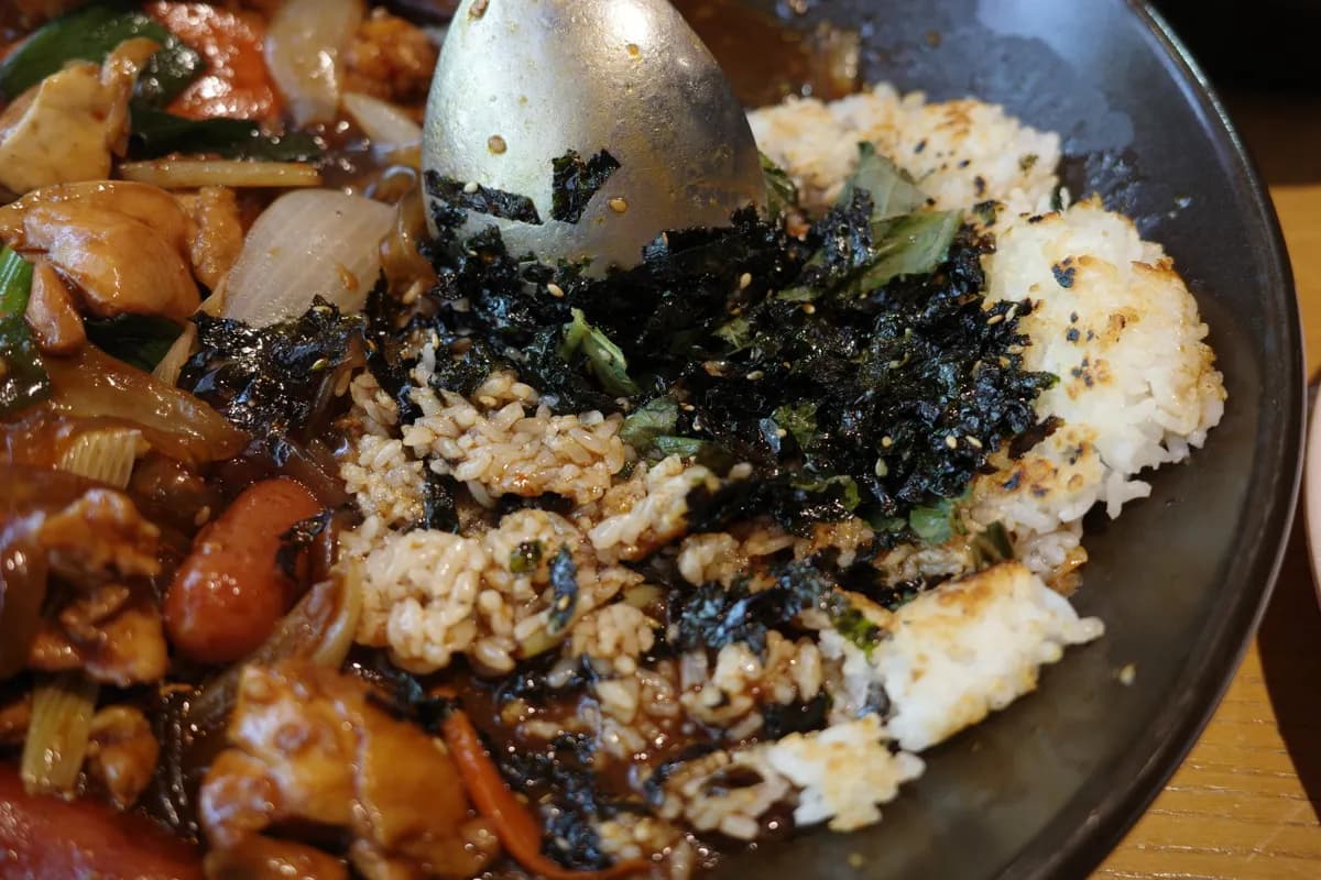 〆に「おこげご飯」を混ぜて楽しむ