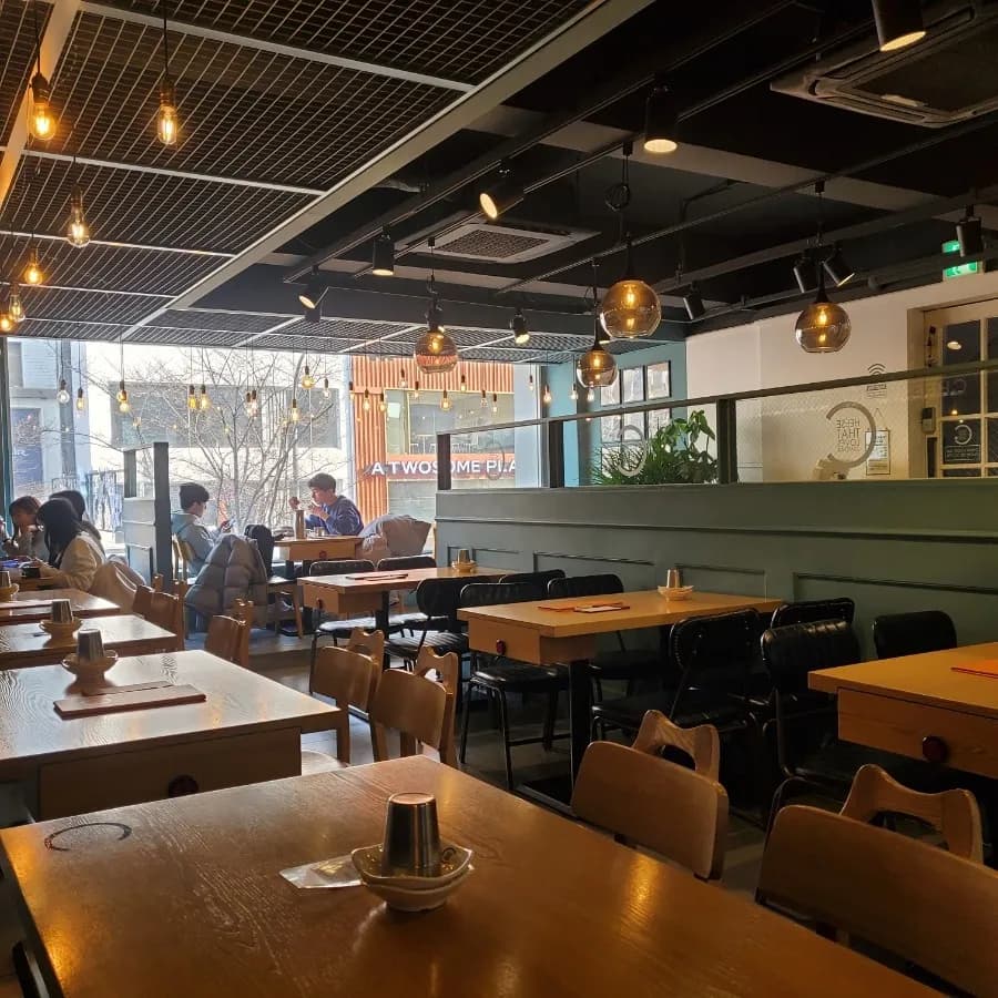 落ち着いて食事が楽しめる空間