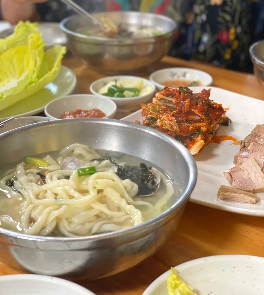 代表メニューは「山東カルグクス」