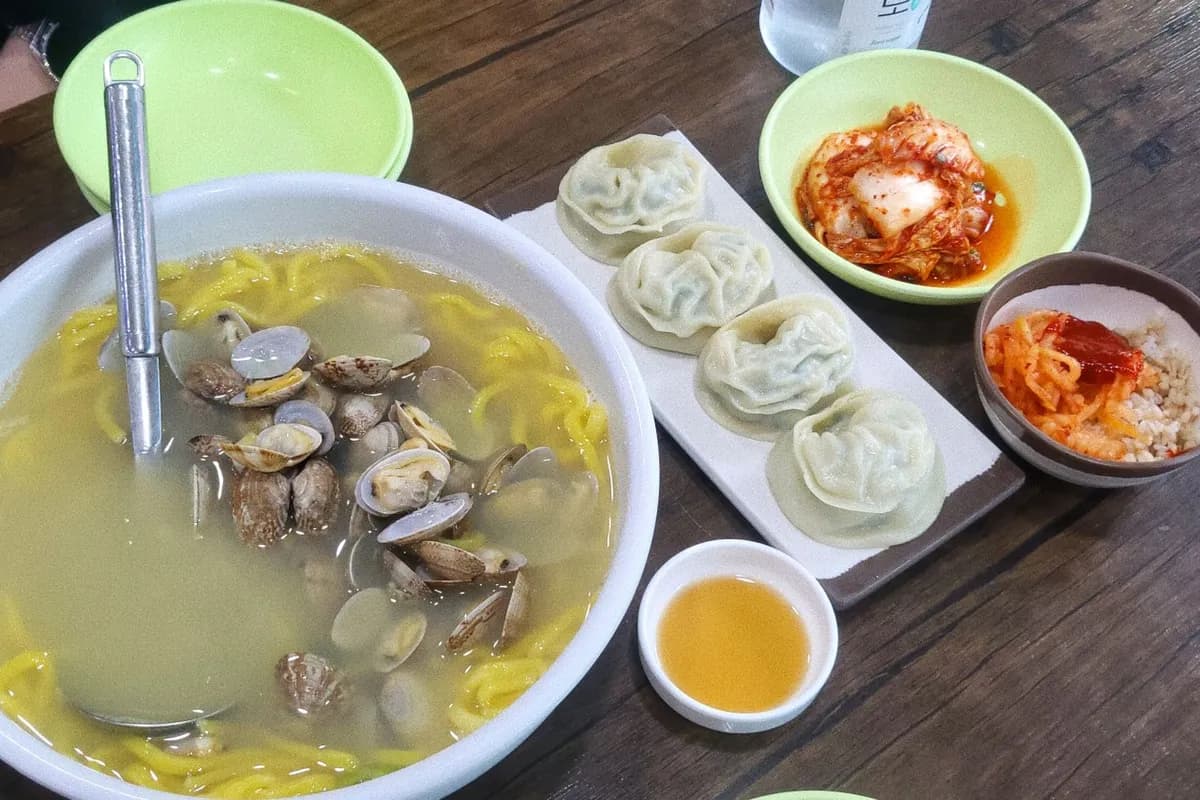 アサリたっぷりのカルグクス