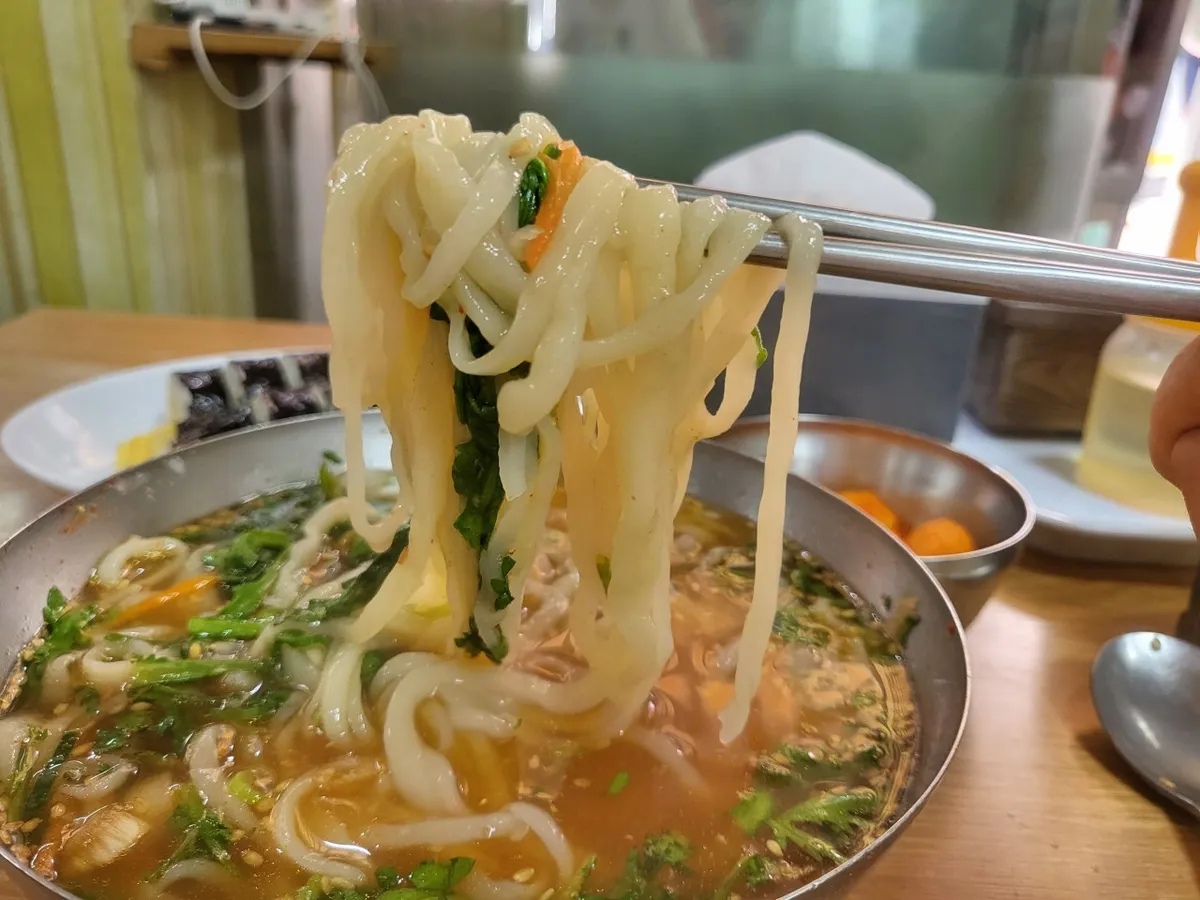 人気の「カルグクス」は春菊とニンニクがポイント