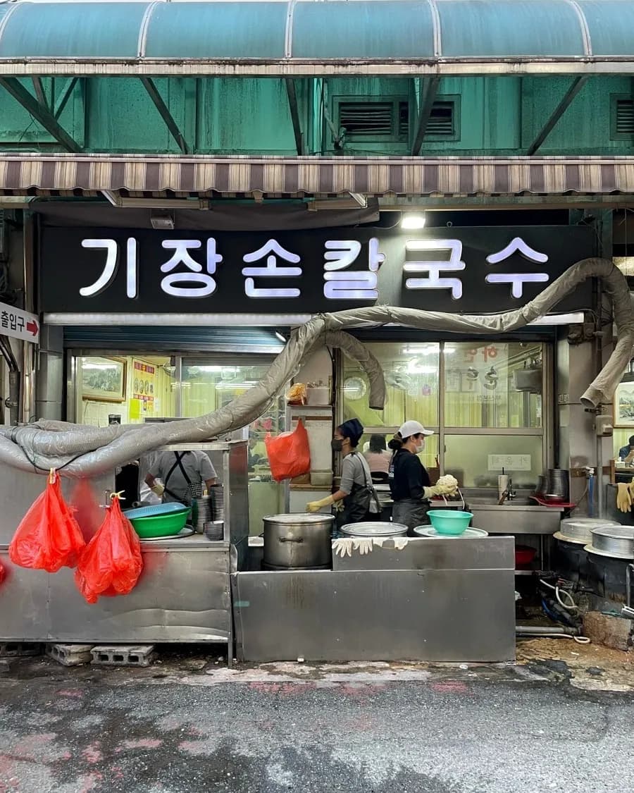 西面で行列ができるカルグクス屋さん