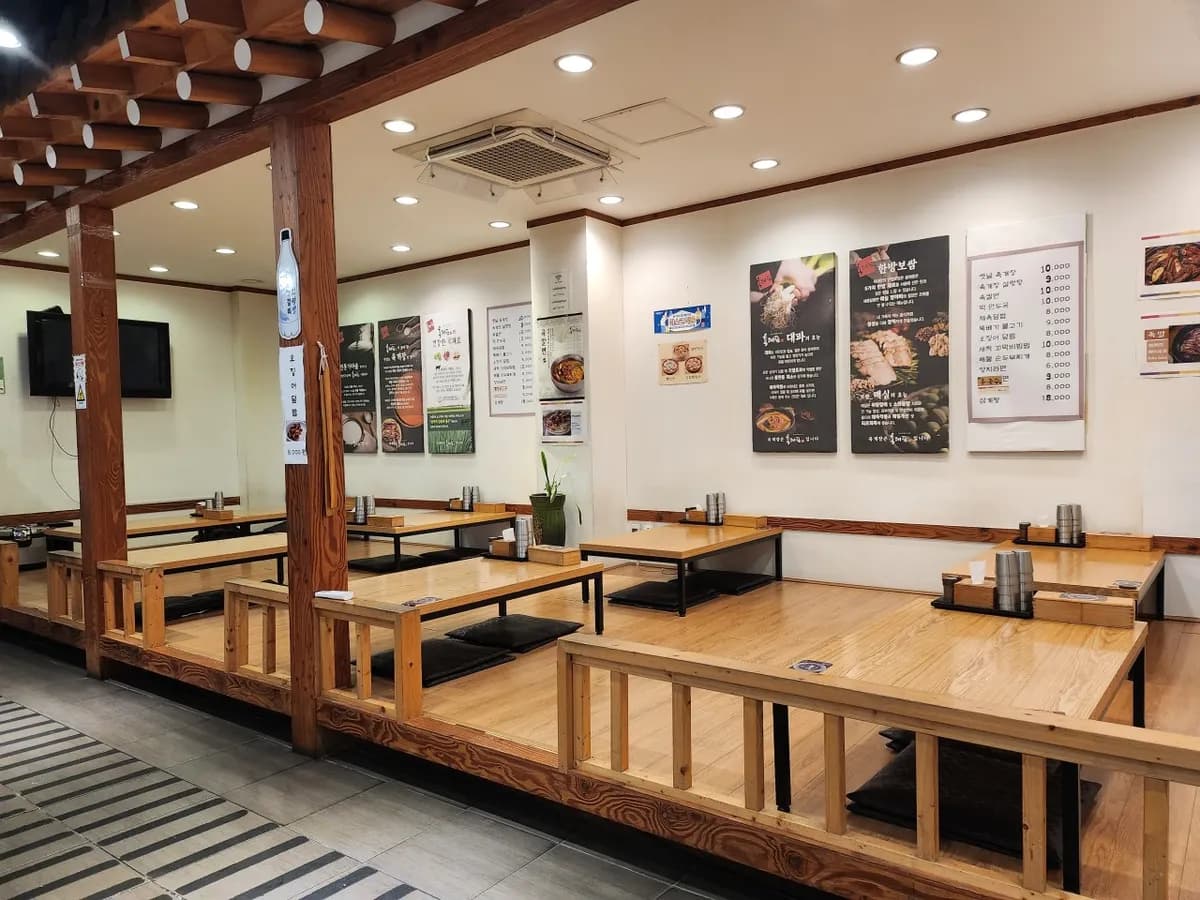 お昼のピーク時間は避けるのが無難