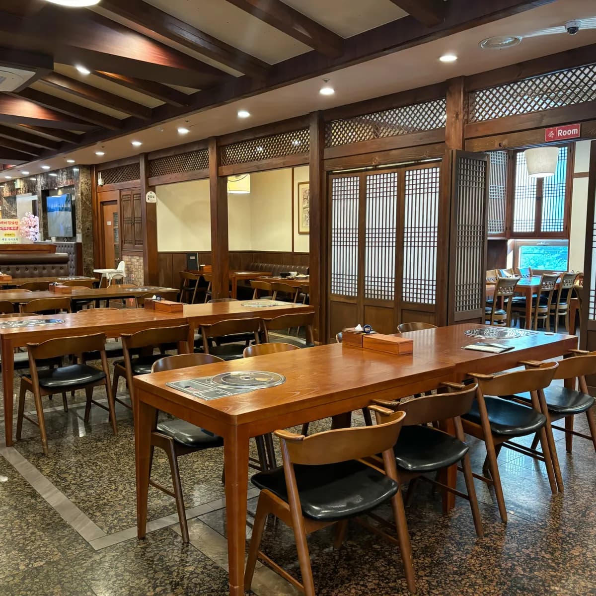 時間帯によっては満席になるほどの人気店