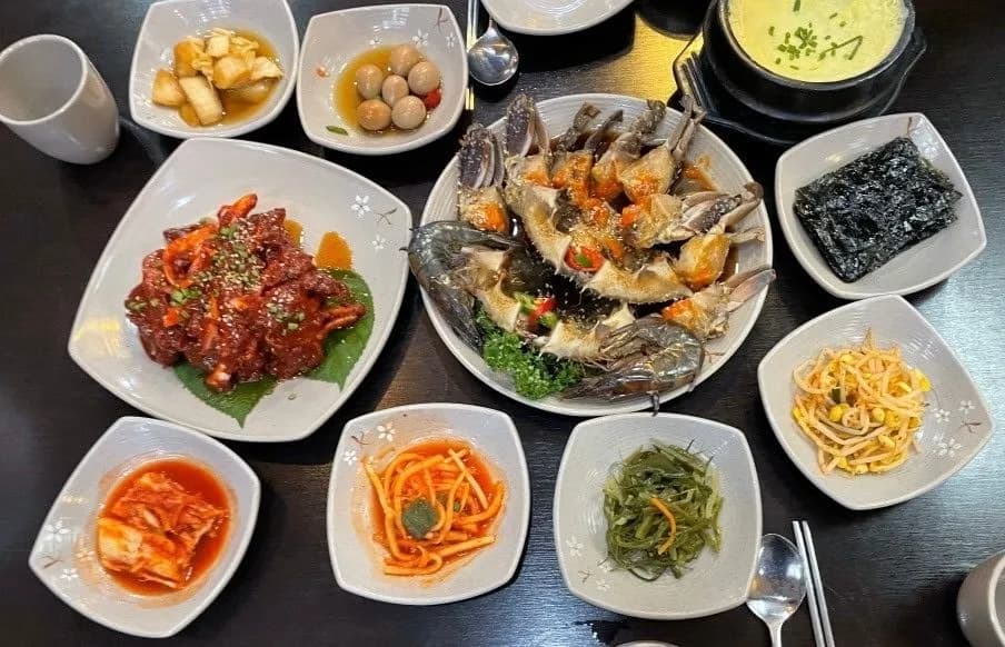 一番人気メニューである「ワタリガニの醤油漬け定食」