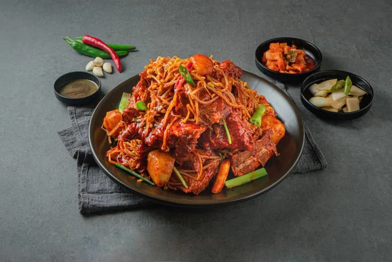 骨付き豚肉のピリ辛蒸し料理