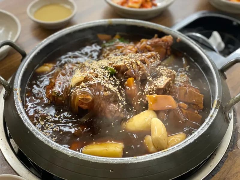 骨付き豚肉の蒸し料理