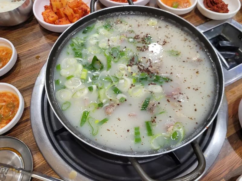 豚の腸詰のスープ