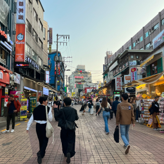 13:00 ショッピング 弘大入口駅(8.9番出口)周辺を散策 이미지 1