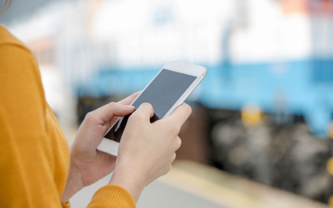 スマートフォンで経路を確認する人